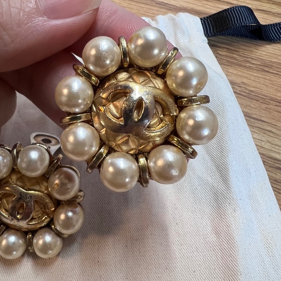 Vintage CHANEL gold CC logo quilted pearl clip on designer runway earrings - Picture 1 of 9